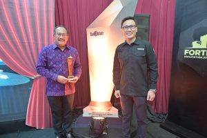 Inovatif dan Kontribusi Berkelanjutan di Berbagai Sektor, Gubernur Koster Terima Penghargaan Innovation Public Official Leader